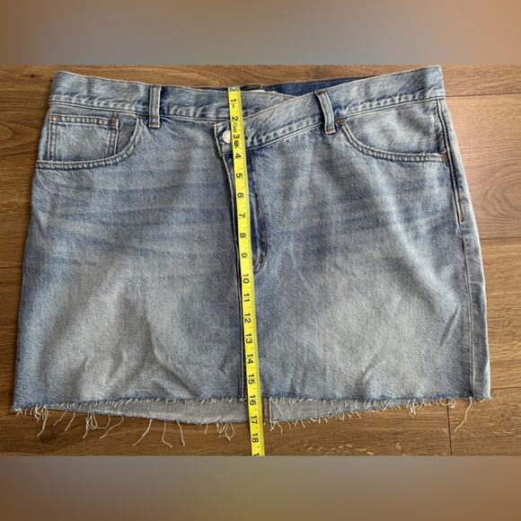 NWT Madewell Denim Crossover-Waist Mini Skirt In Ladson Wash Size 32 - Picture 10 of 10